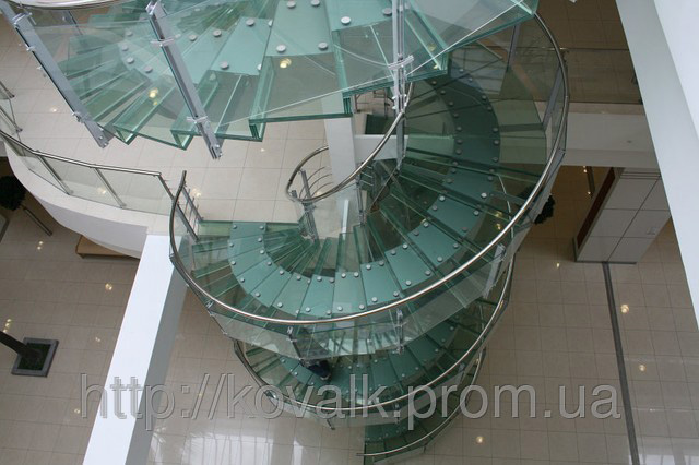 Лестницы и полы из стекла